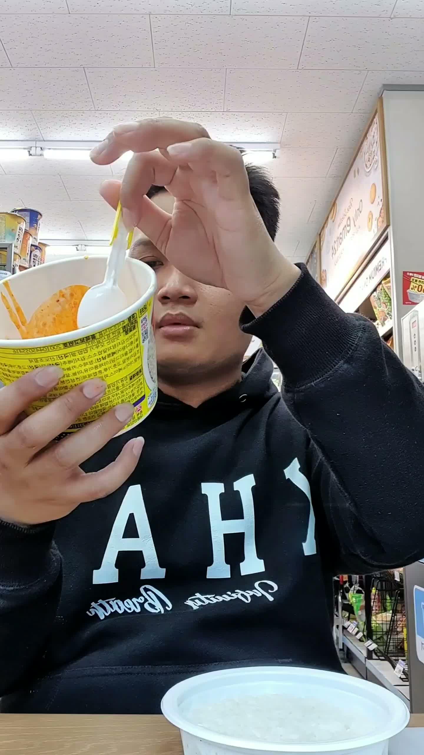 Beli Nasi instan disini Unik juga ya😁 | Kuliner di emart🤭 #RCTIPlus #creatorrctiplus #kuliner #belanja #makan #Food 