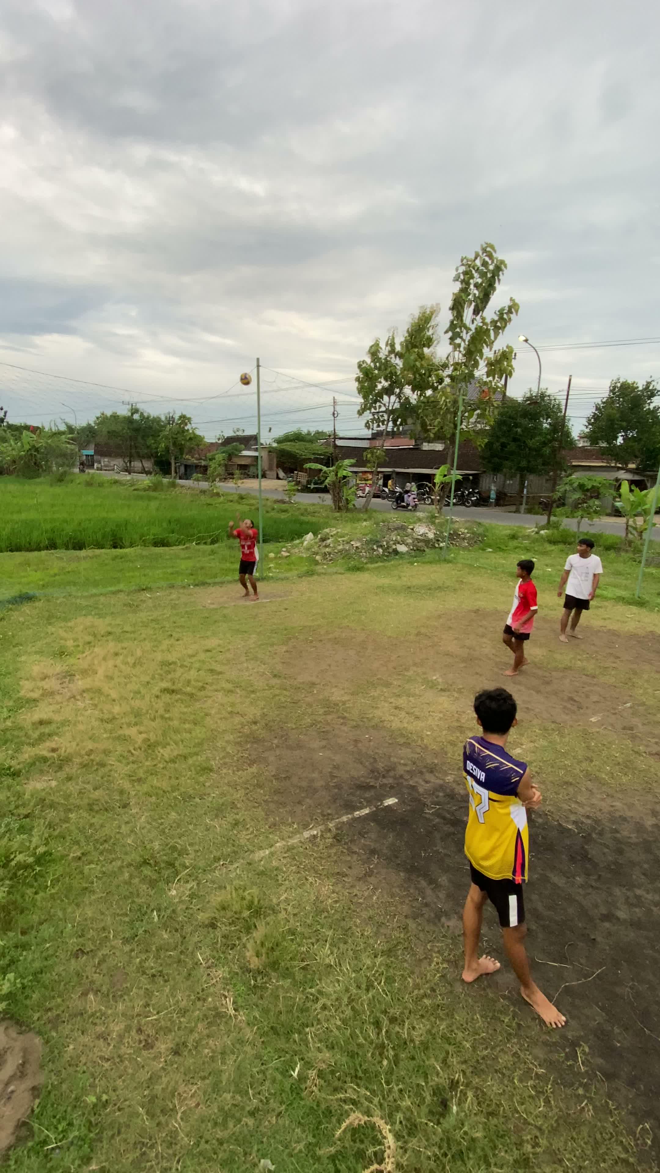 Satu service di balas dengan 1 smash keras menukik tajam #volley #volleyball #volleytarkam #desaku 