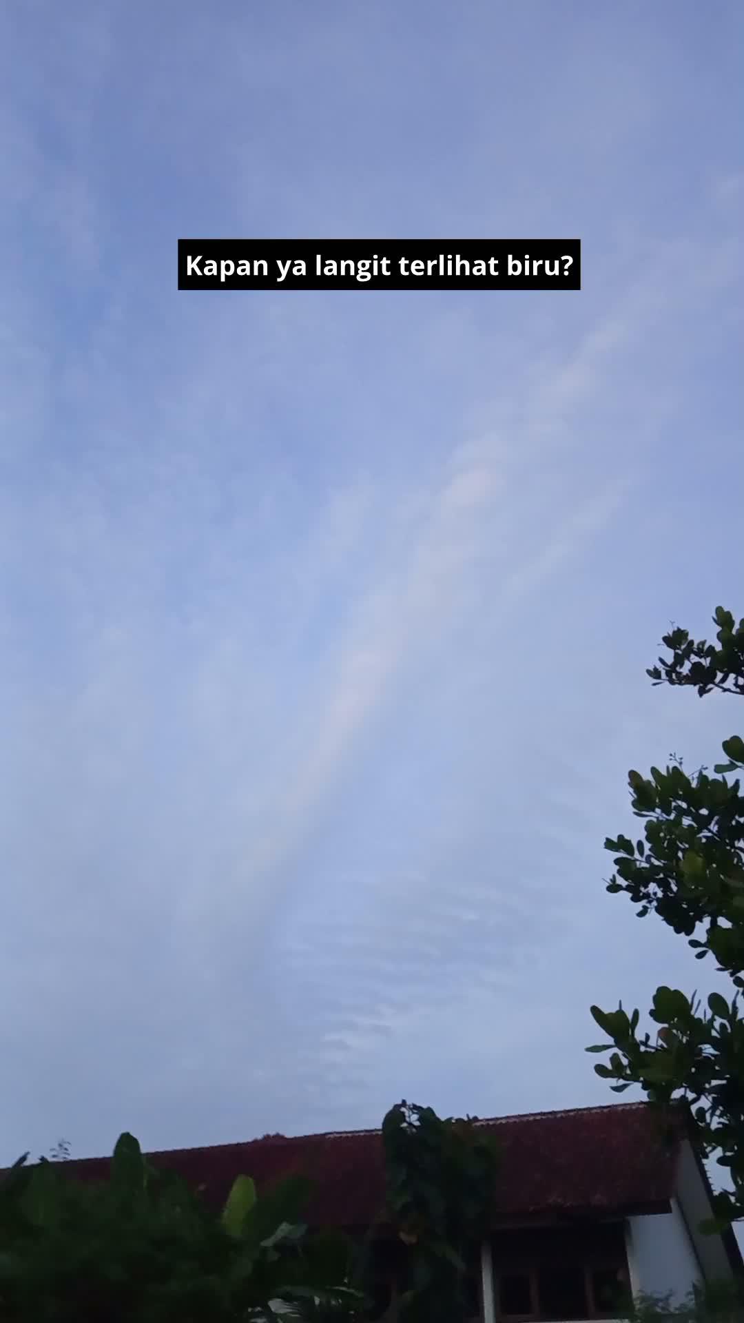 kapan ya langit terlihat biru? 