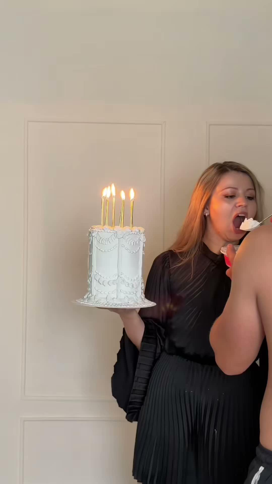 tiup kue ulang tahun dengan api debus 