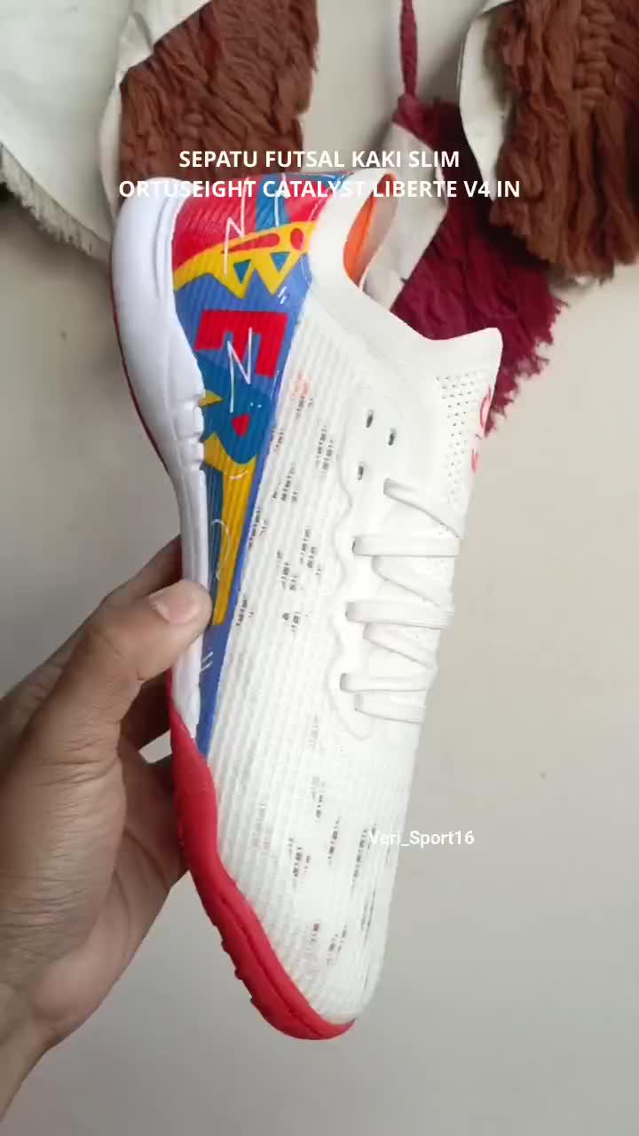 SEPATU FUTSAL KAKI SLIM. 
ORTUSEIGHT CATALYST LIBERTE V4 IN
Rp.649.000 JADI Rp.335.000

VERI SPORT ORIGINAL GAK HARUS MAHAL.
ORDER KLIK  ??
