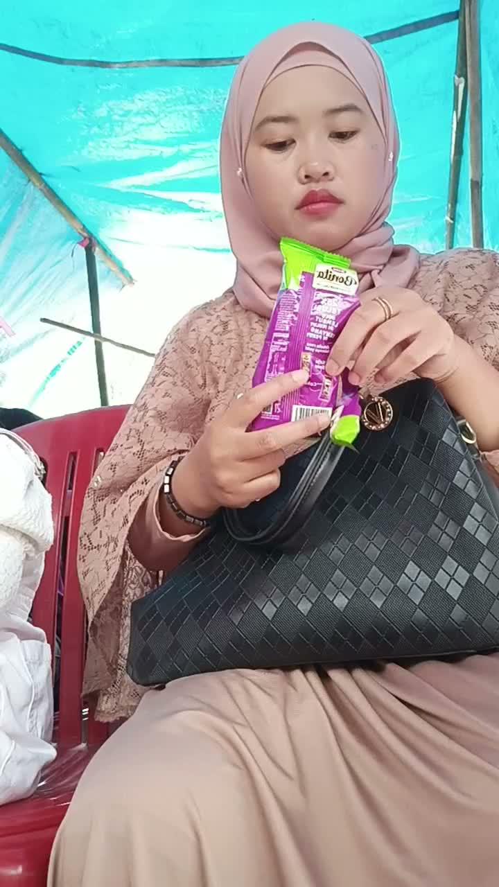 keburu laper jadi ngemil dulu 😋
 #short  #HOTrctiplus 