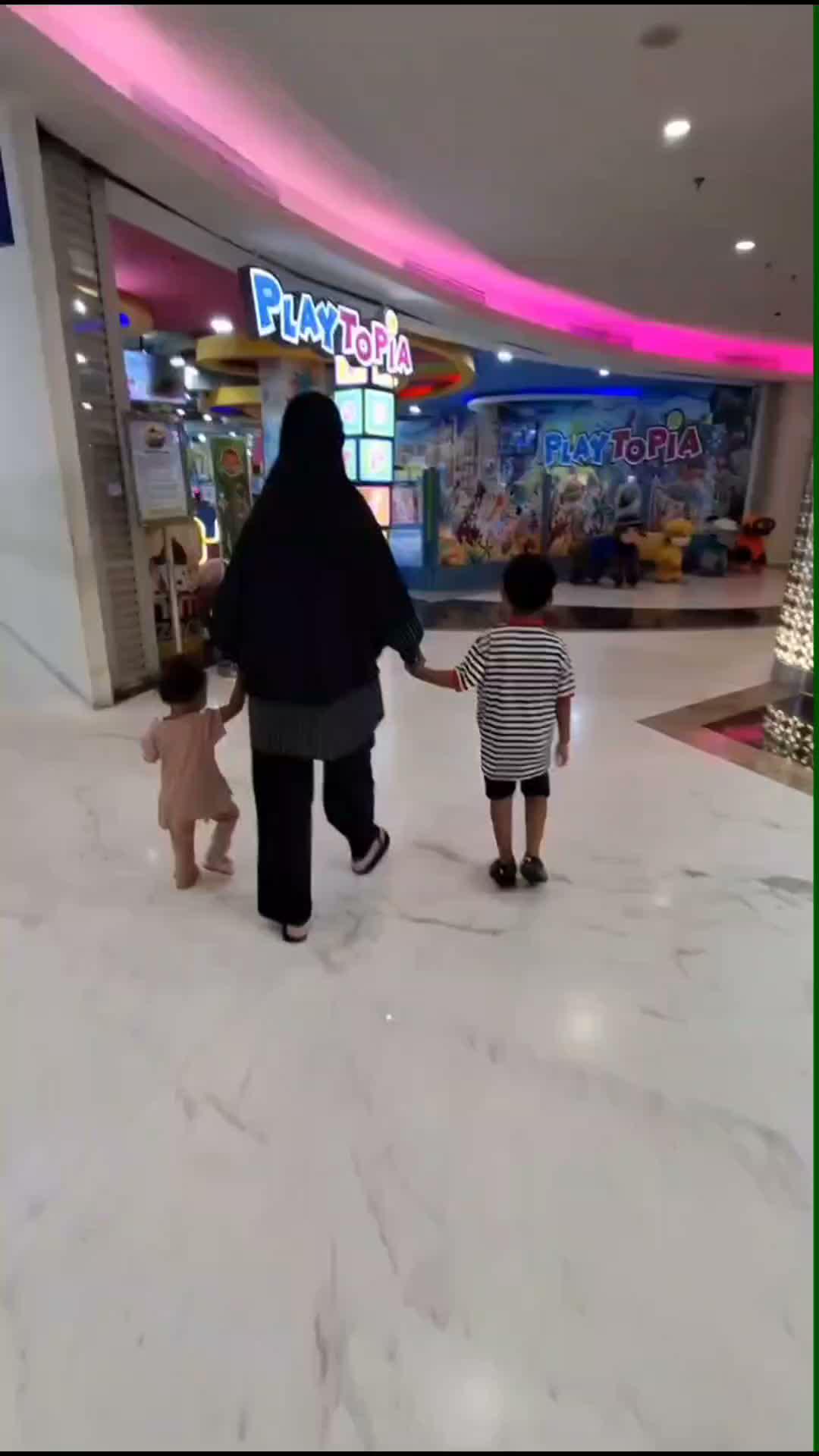 Apapun akan kami lakukan demi bisa nyenengin anak! | Playtopia part 1 #VlogFida #playground #playtopia #familytime