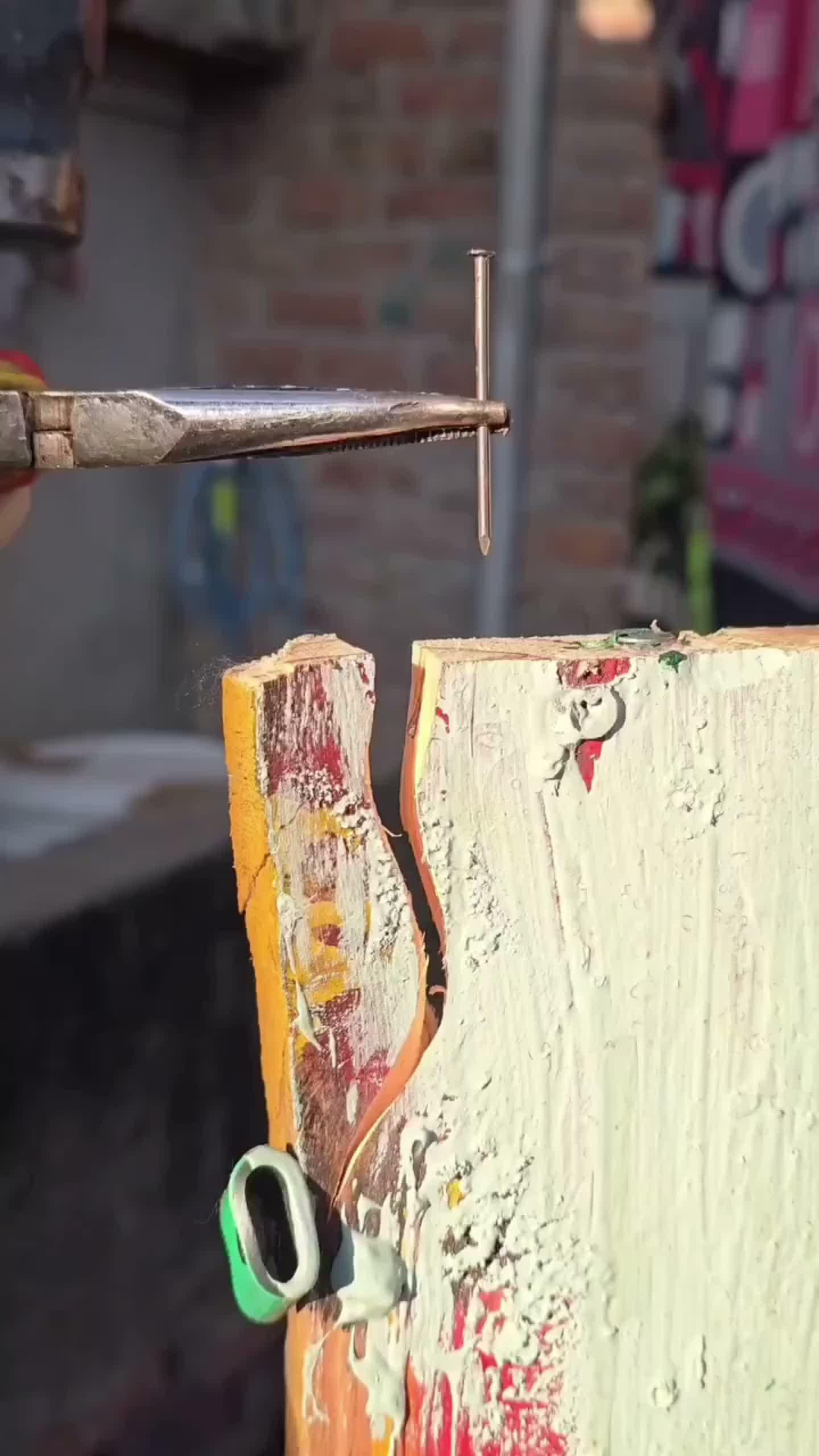 Cara menyambung kayu yang patah dalam hitungan detik.