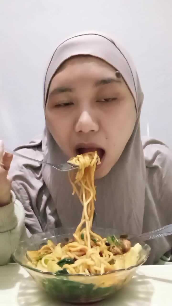 harusnya aku ga makan makanan ini ?