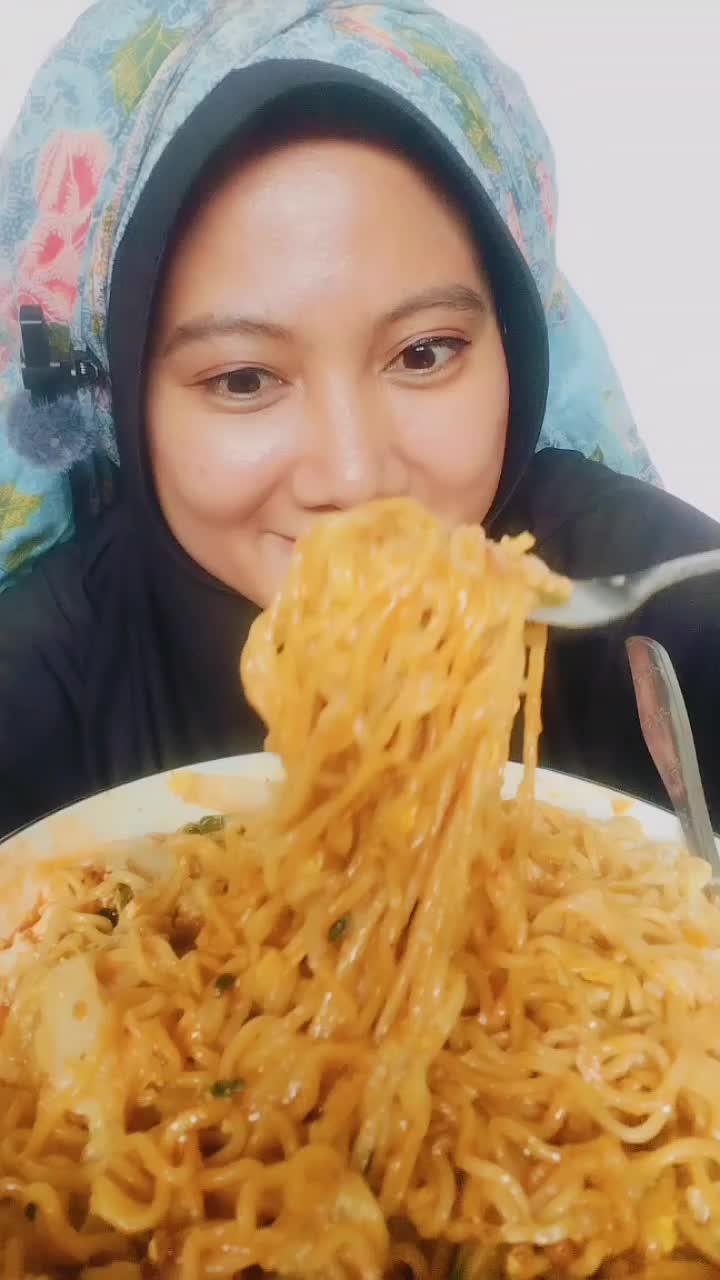 Mie Nyemek Ala Banglades'e dari Indomie ternyata Seenak itu ? hmm pedo elomm #mienyemek #makanpedas #RCTIPlus #nyaidarugi_real 