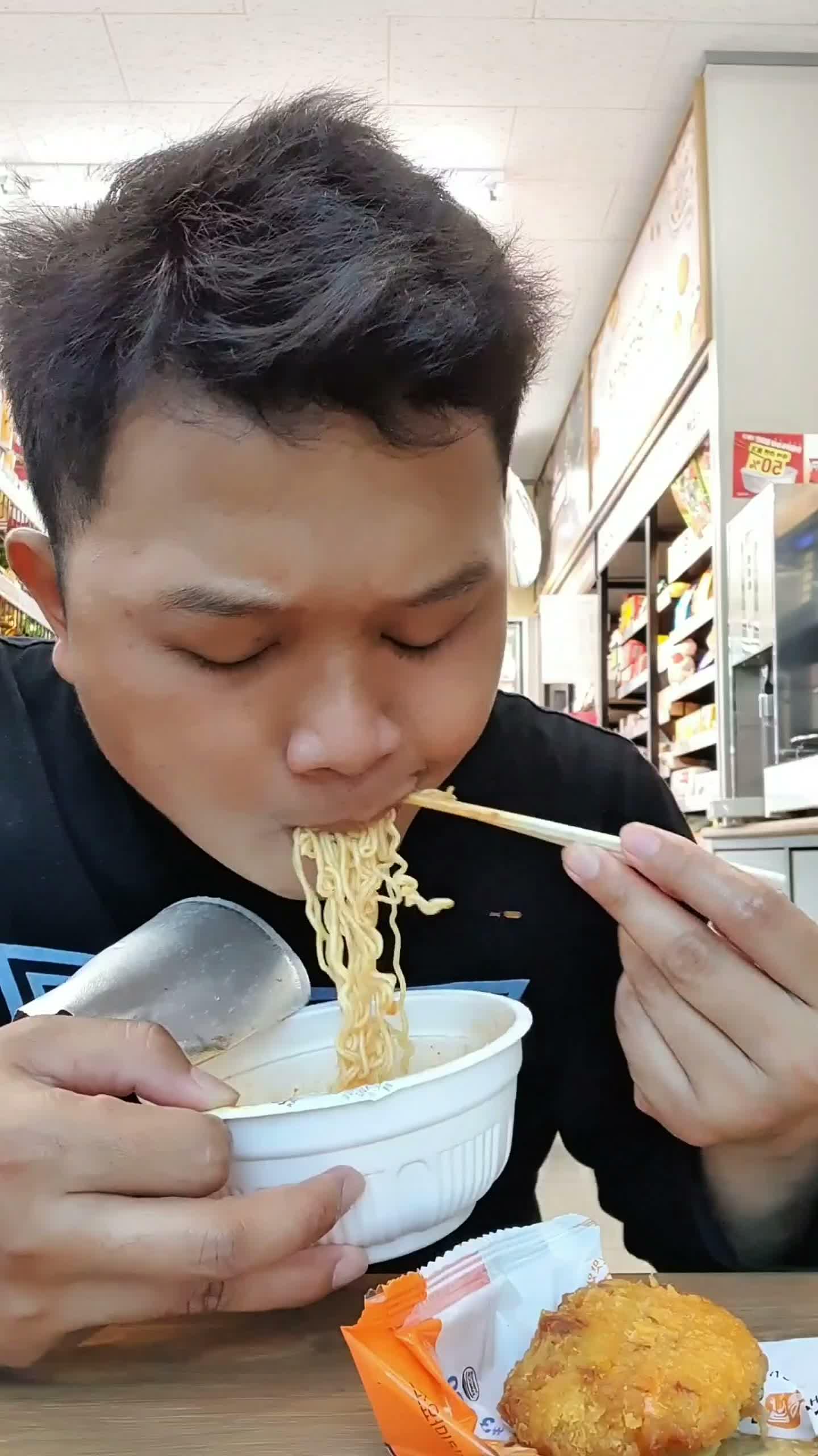 beli Ramyon langsung Makan Di emartnya atau tokonya bener2 nikmat banget  suasananya juga😊 | kuliner | Food #RCTIPlus #creatorrctiplus #kuli