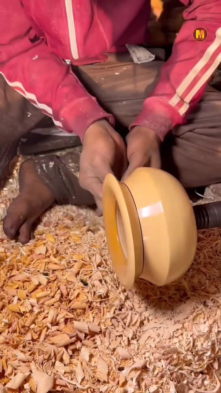 Kerajinan Kayu Paling Unik! Gentong Air Mini dari Batang Pohon #shorts 