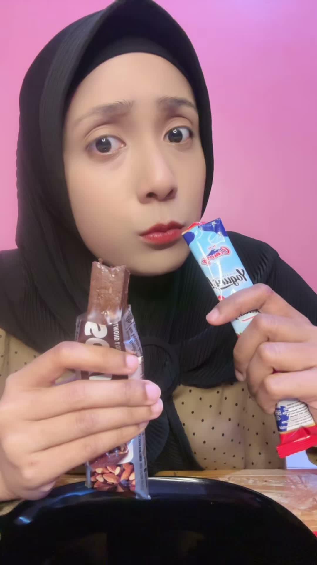 lagi enak-enaknya ngemil malah dipalakin jule