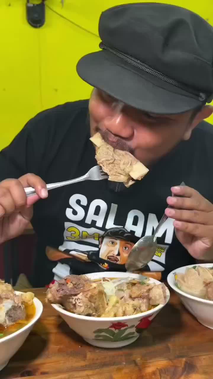 Makan bakso dulu bolo