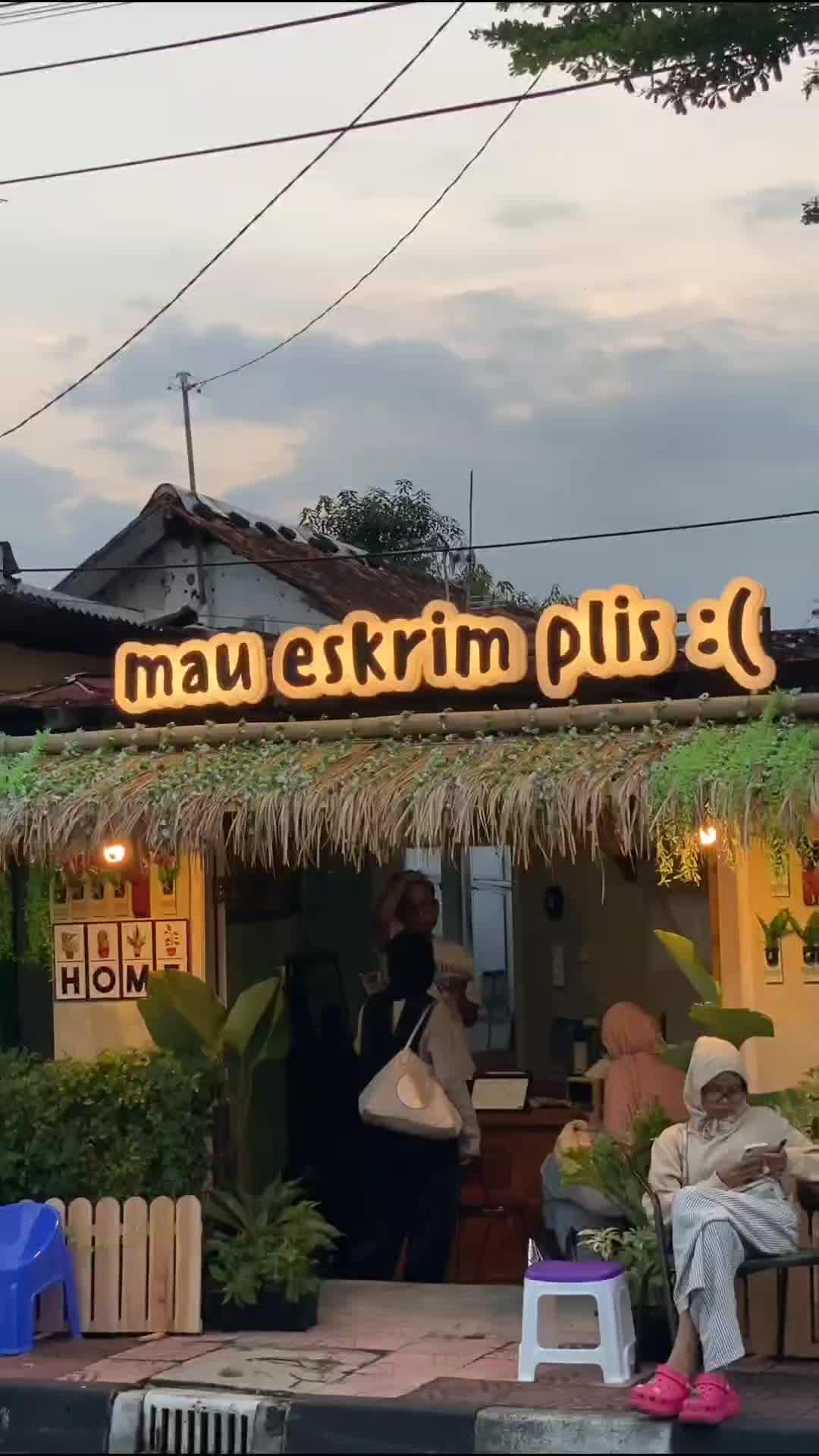 deket tugu Jogja ada kedai ice cream lucu! Namanya aja begitu! Yuk cobain. #recomended #reviewtempatliburan #tempatliburanternyaman #Explore