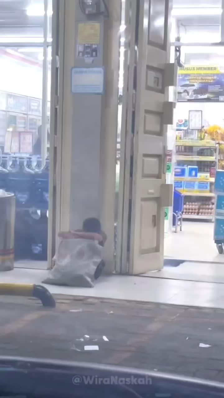 Hidup Tidak Selalu Tentang Memiliki,
Tetapi Juga Berbagi..