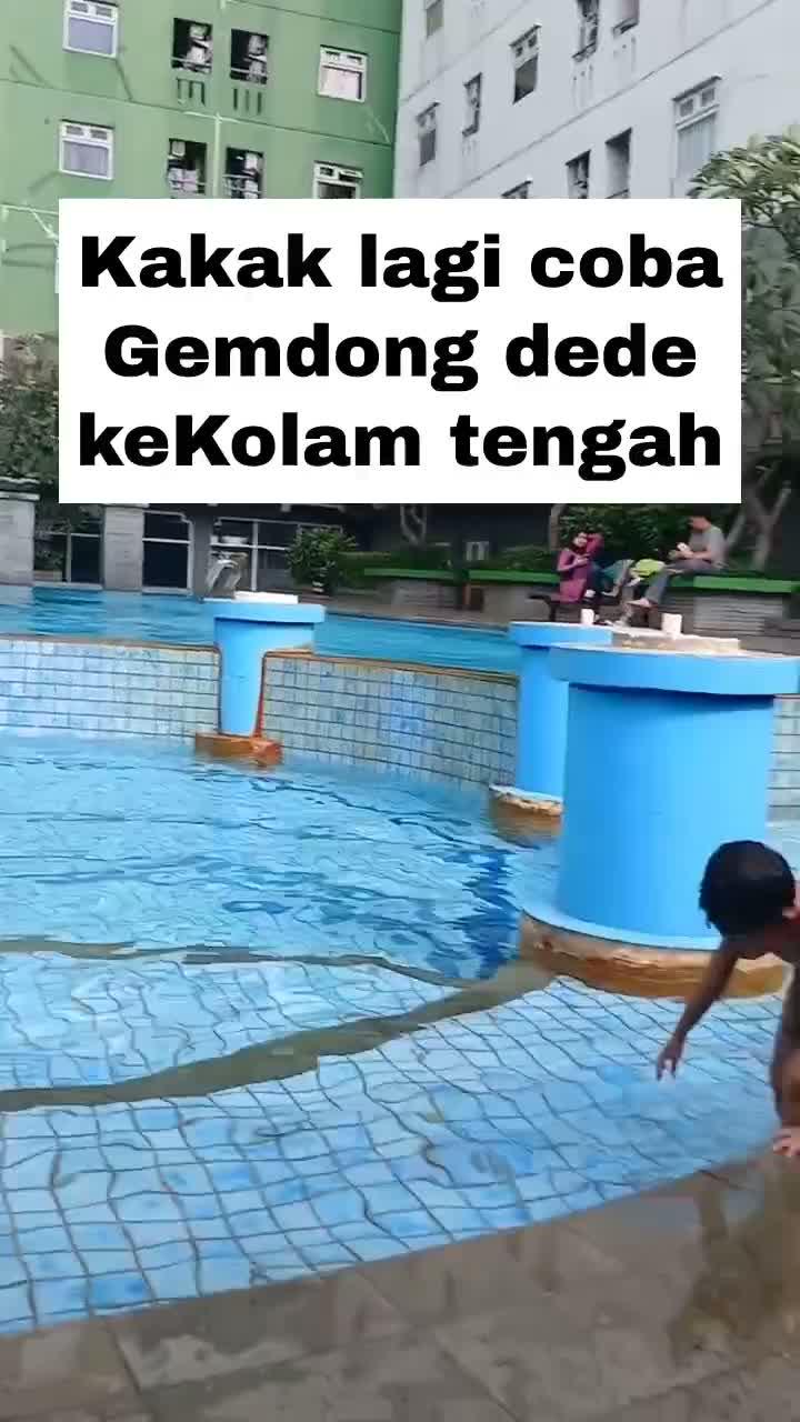 Kakak Gendong dede ke Kolam.
#RCTIPlus #HOTrctiplus #Duniaanakanak #Videoanakanak #Edukasianak #fyp #fypシ #fypシ゚viral 