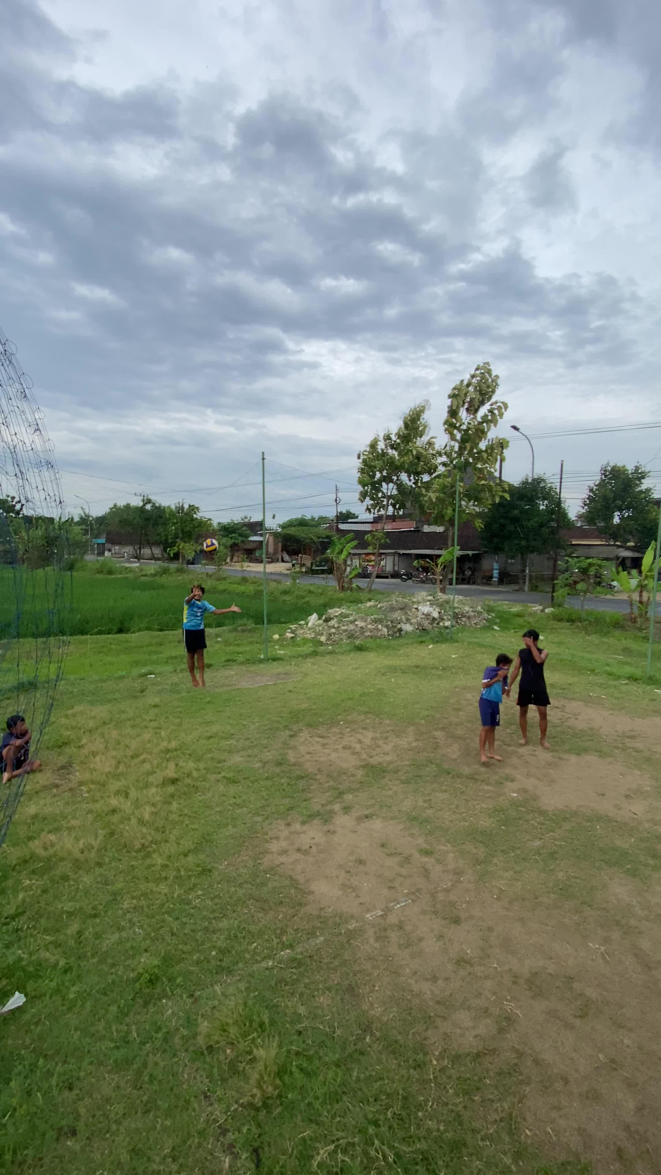 Jam sore wayae namplek ball voley #tarkam #volley #desaku #tambakrejo #bojonegoro #RCTIPlus  #HOTrctiplus  #RCTIoke  #rctiofficial 