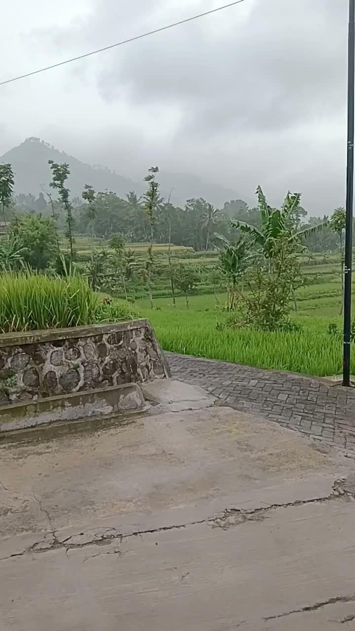 hujannya lumayan gak bisa pulang ini  #short  #HOTrctiplus  #RCTIPlus 