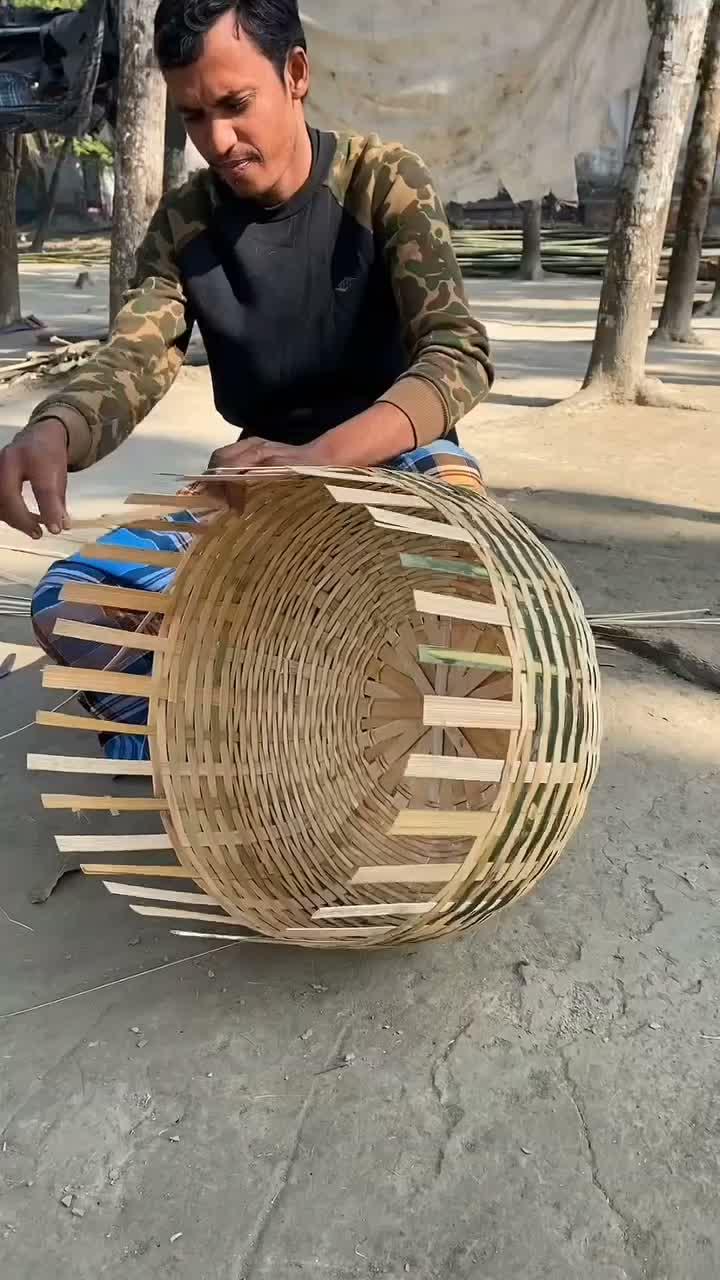 Keranjang Bambu Dibuat Manual, Tapi Hasilnya Luar Biasa