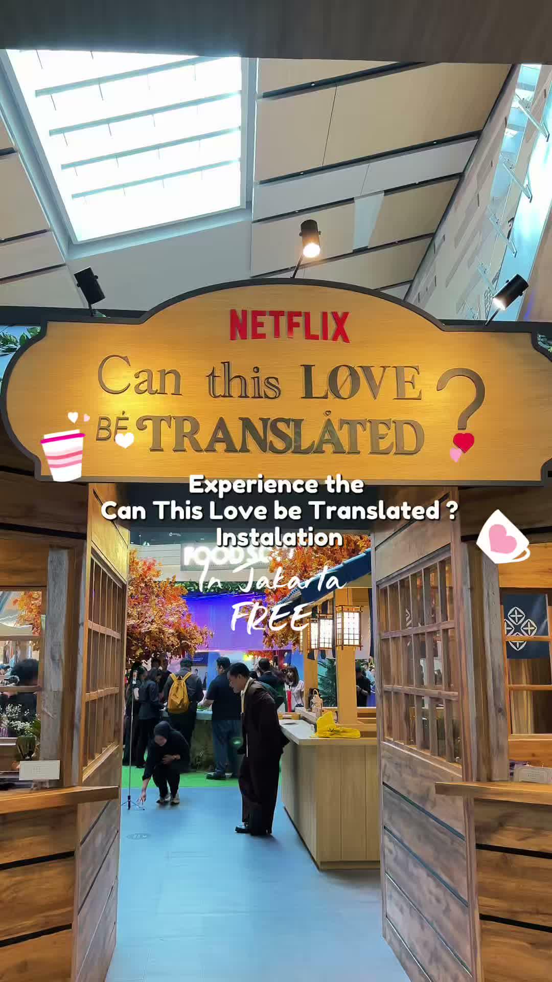 Komen dong siapa yang kemarin ke instalasi nya can this love be translated di kokas ???  #Tertibnya taksi biru menunggu antrian di Kokas. Lu