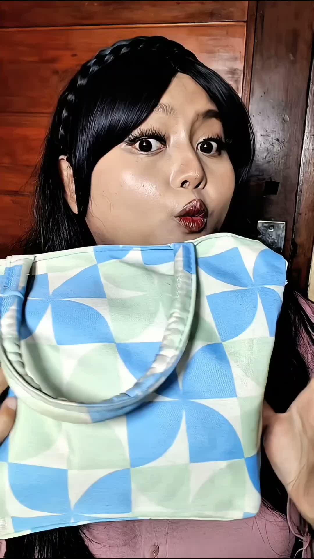 intip yuk apa isi tas aku kalau pergi-pergian!  #RCTIPlus  #HOTrctiplus  #hayoo udah bener belum cara pake blushnya?  #tutorial bikin blush 