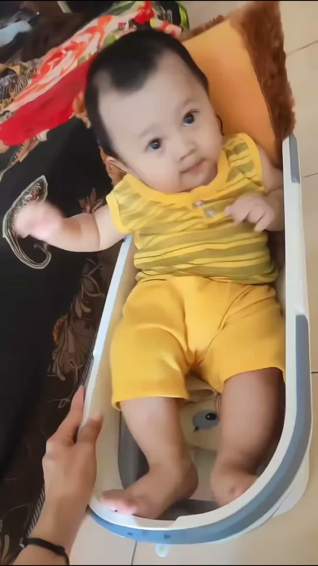 Main dalam ember #fyp #foryou #RCTIPlus #HOTrctiplus #trending #cutebaby #masamasanewborn 