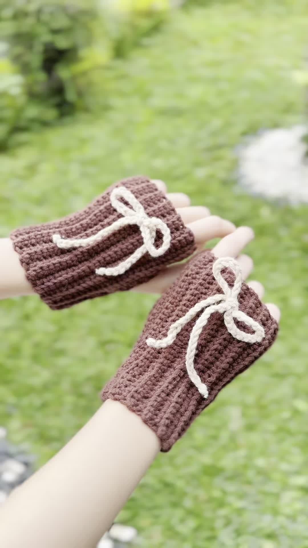 Gemes banget deh fingerless gloves buat kakak ?  #diy  #crochetinspiration  #crochetdaily 