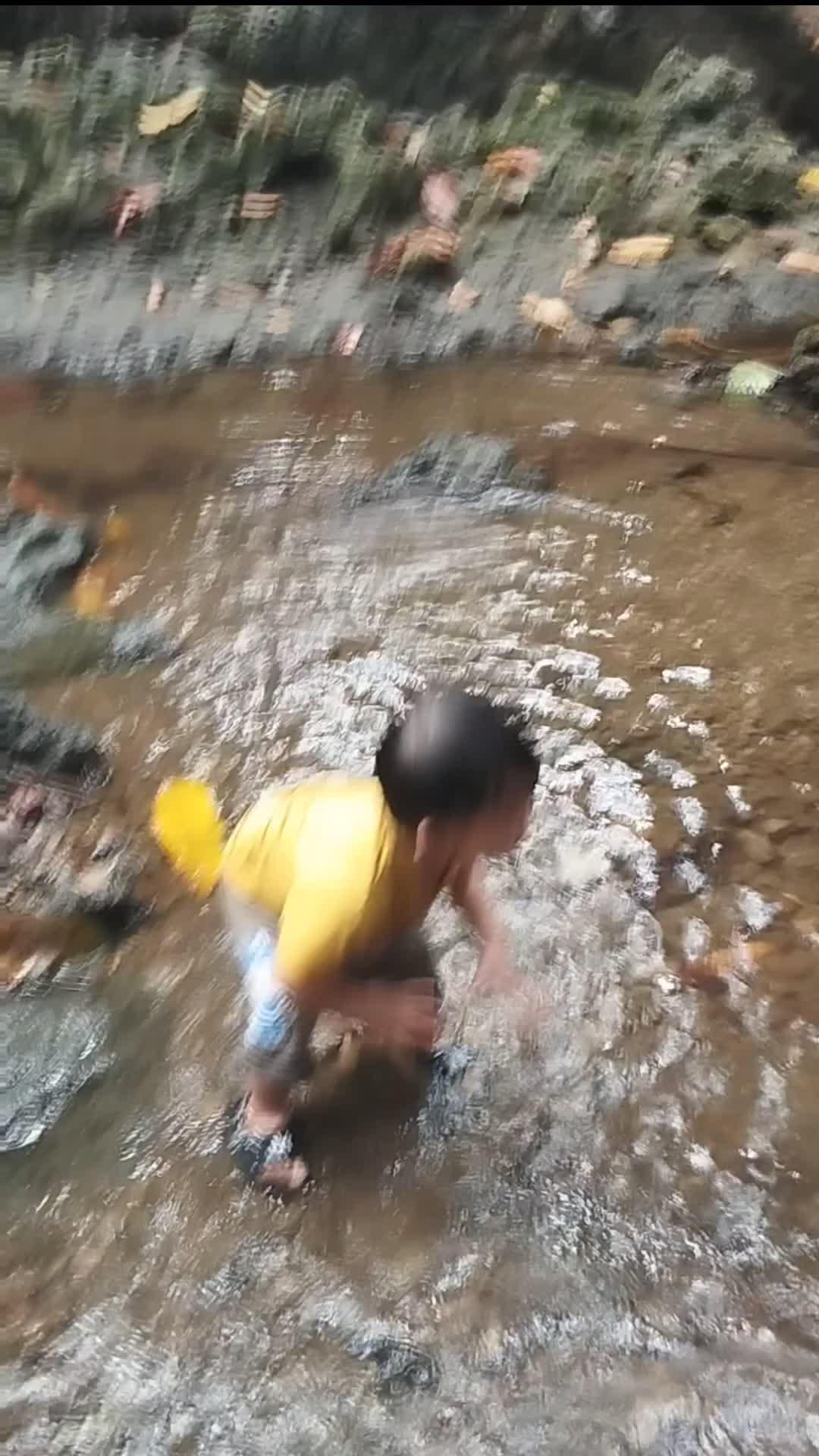 Ade Neil lagi mandi di sungai 
 #Sungai 
 #Abis mandi di andukin 