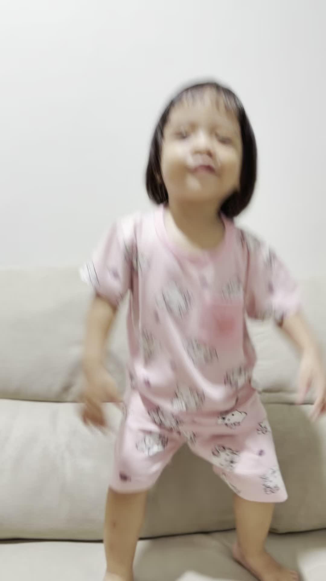 kelakuan toddler ,, jingkrak2 mulu di kursi 🫣  #toddler #bayilucu