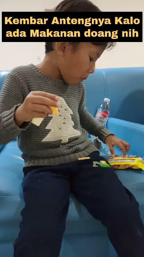 Kebar anteng kalo Ada makanan doang nih.
#RCTIPlus #HOTrctiplus #Duokembar #Kembarlakilaki #fyp #fypシ #fypシ゚viral 