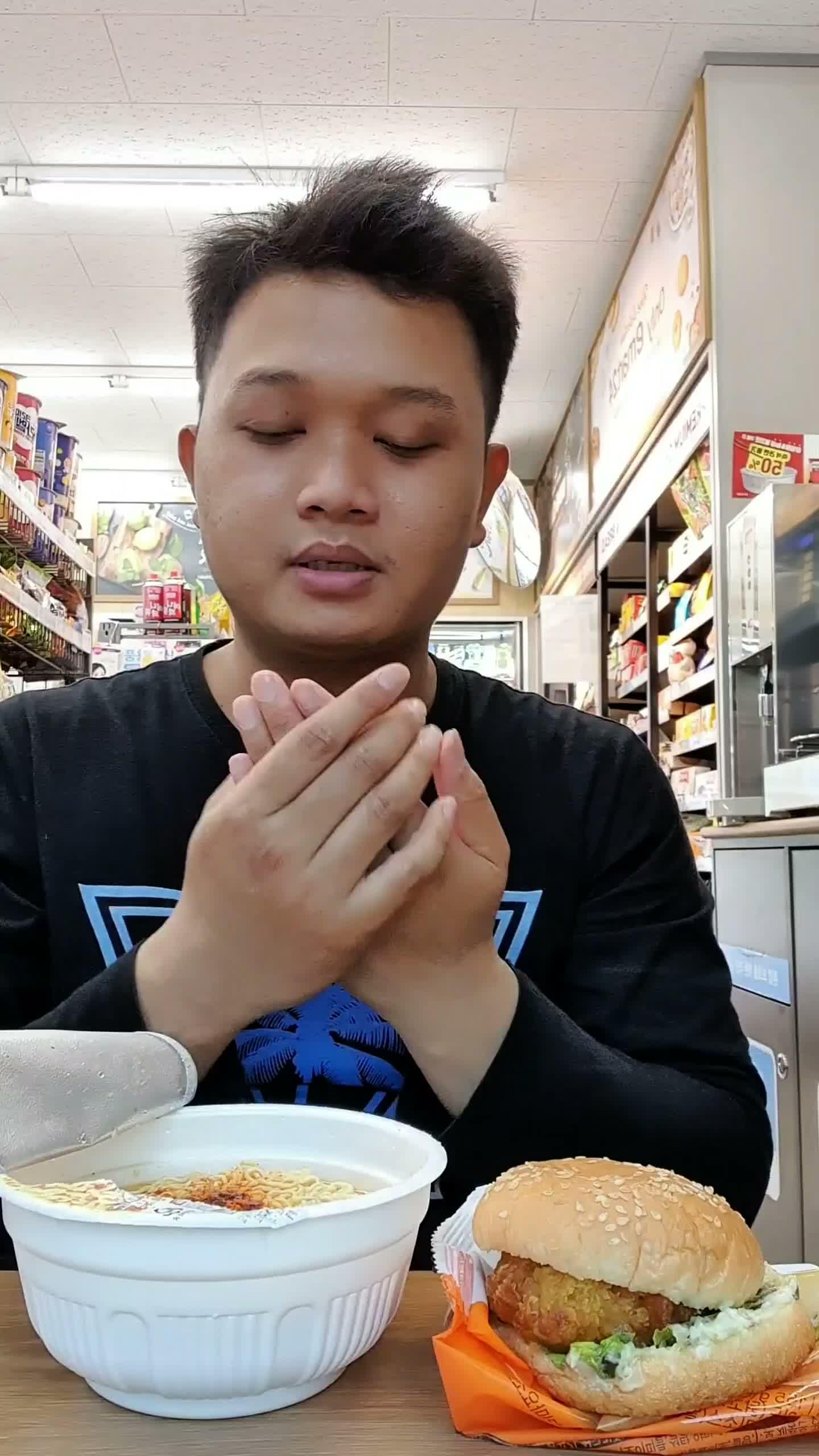 Makan Popmie + burger langsung di emartnya memang beda suasananya😊 | kuliner simpel | instan food✨️ #rctiplus #creatorrctiplus #kuliner #mak