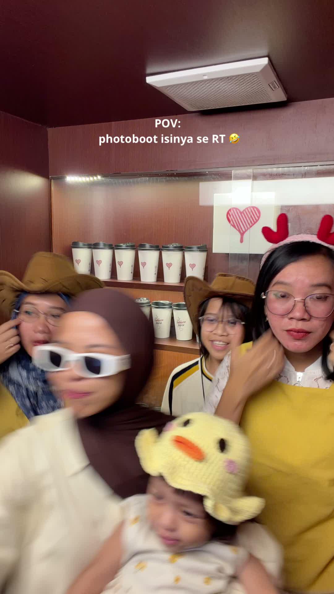heboh banget deh sampe keringetan gara-gara foto banyak gaya 🫣  #family #photobooth