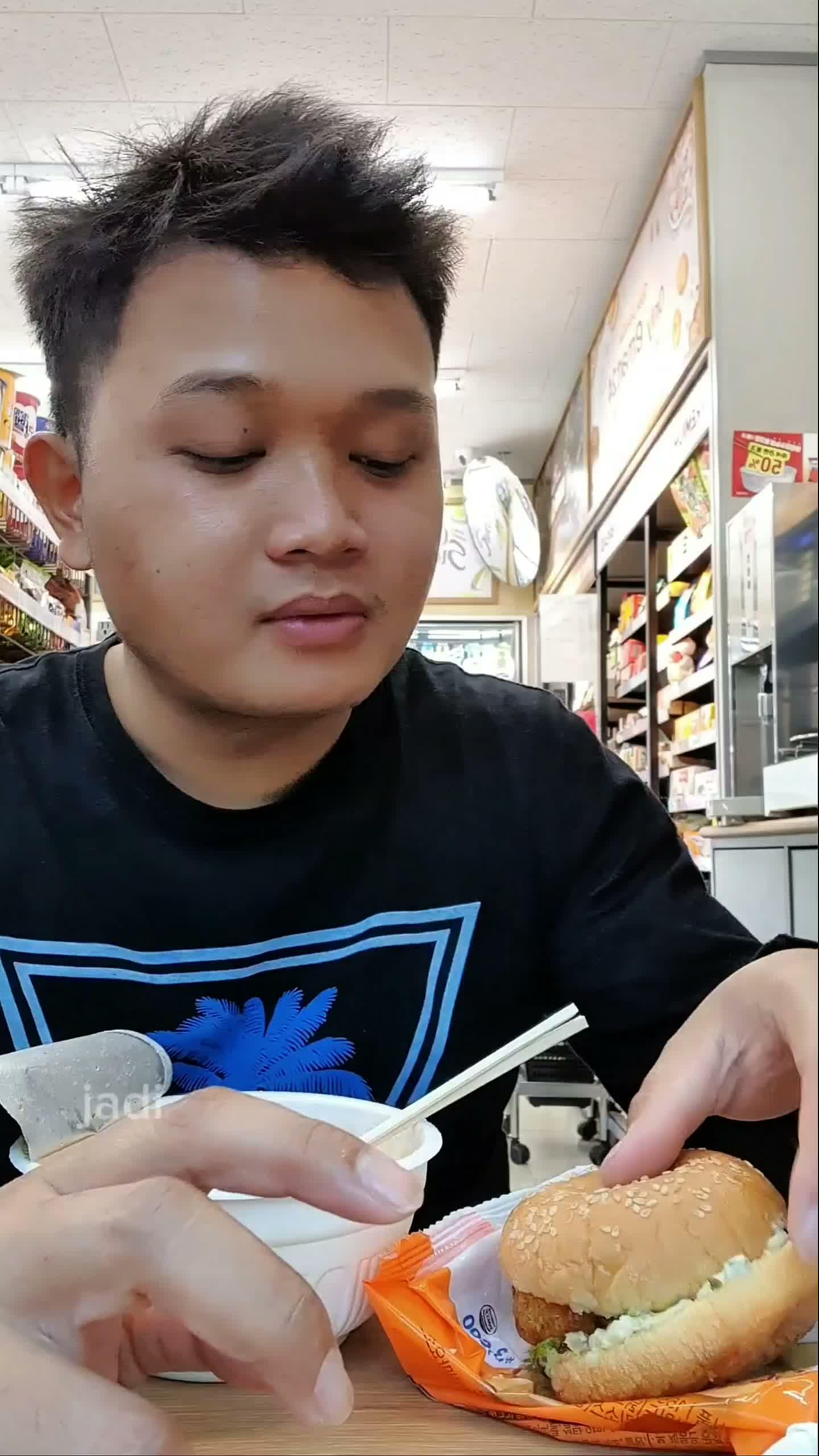 ya beginilah cara saya makan burger🤭 | kuliner | Makan santai di emart✨️ #rctiplus #creatorrctiplus #shortplus #kuliner #makankuy #food #Vlo