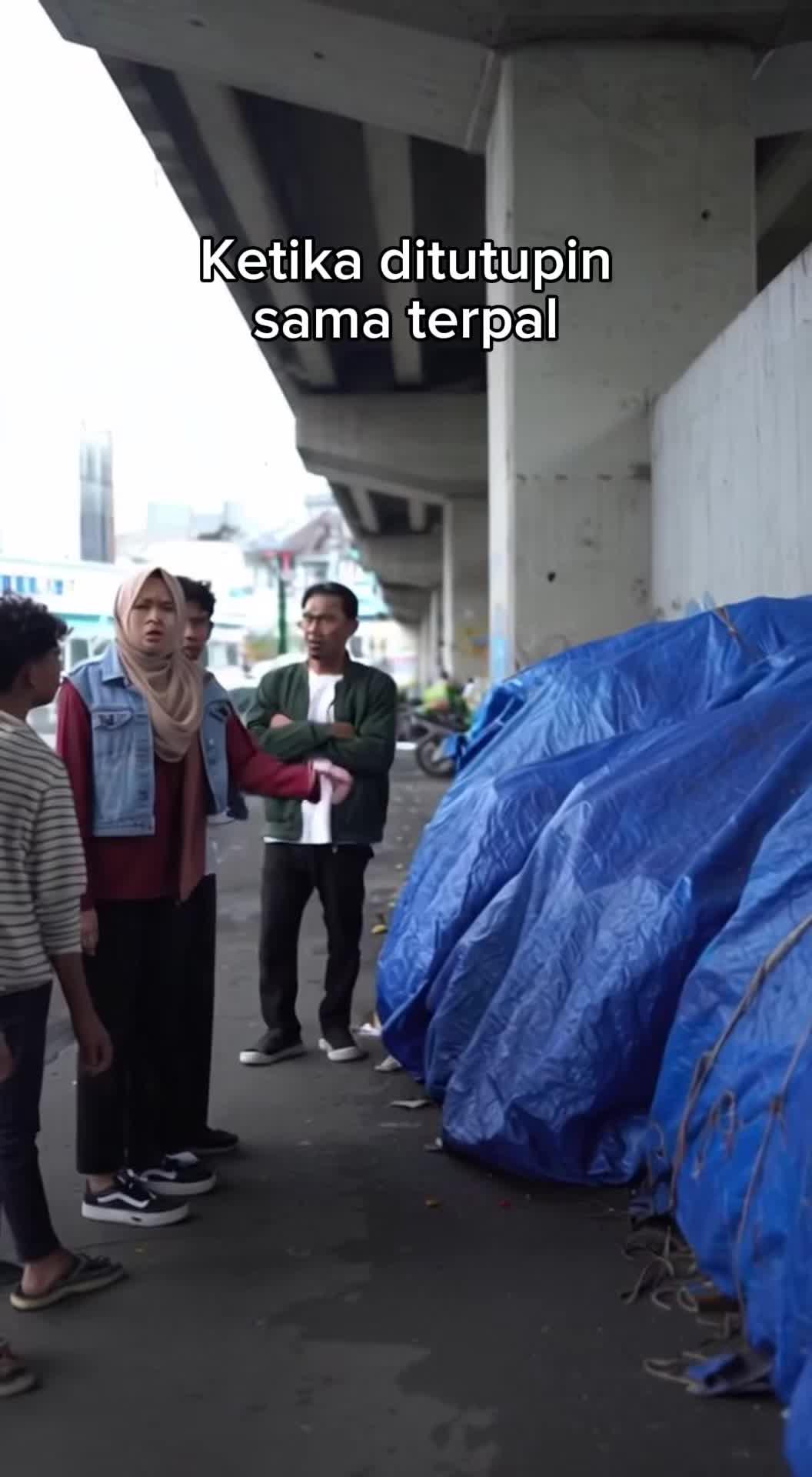 Apa tanggapanmu melihat terpal nutupin gini sepanjang jalan di pinggir jalan?