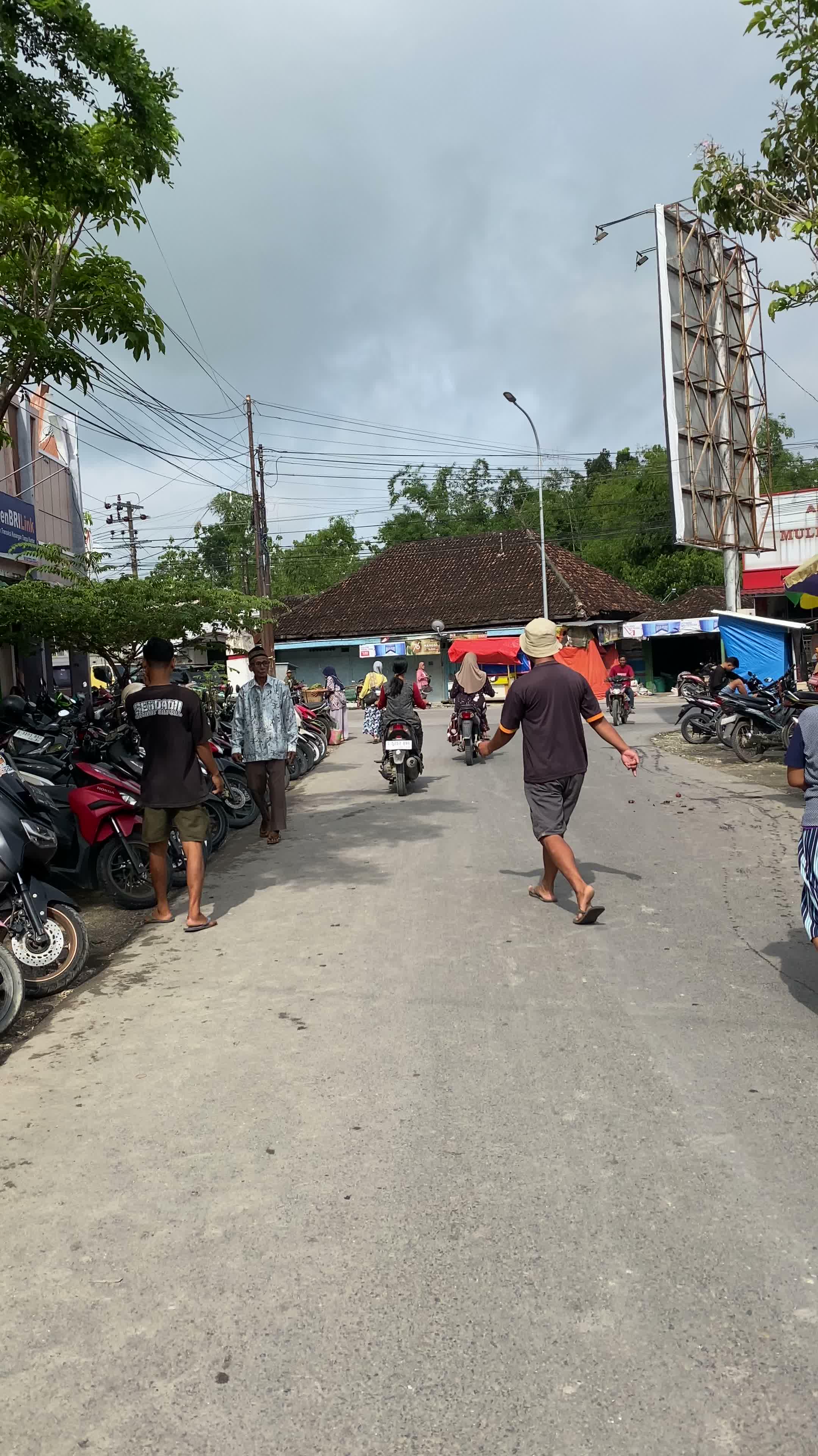 Sampai di pertigaan pasar Ngraho, jangan sampai salah arah ya lurr #pasar #ngraho #bojonegoro #fyp 