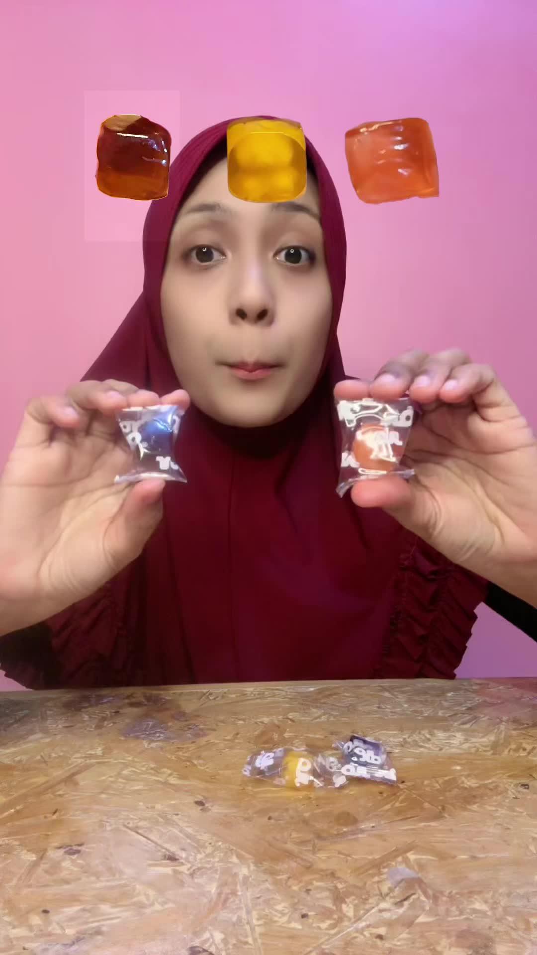 makan serba gummy bear kupas