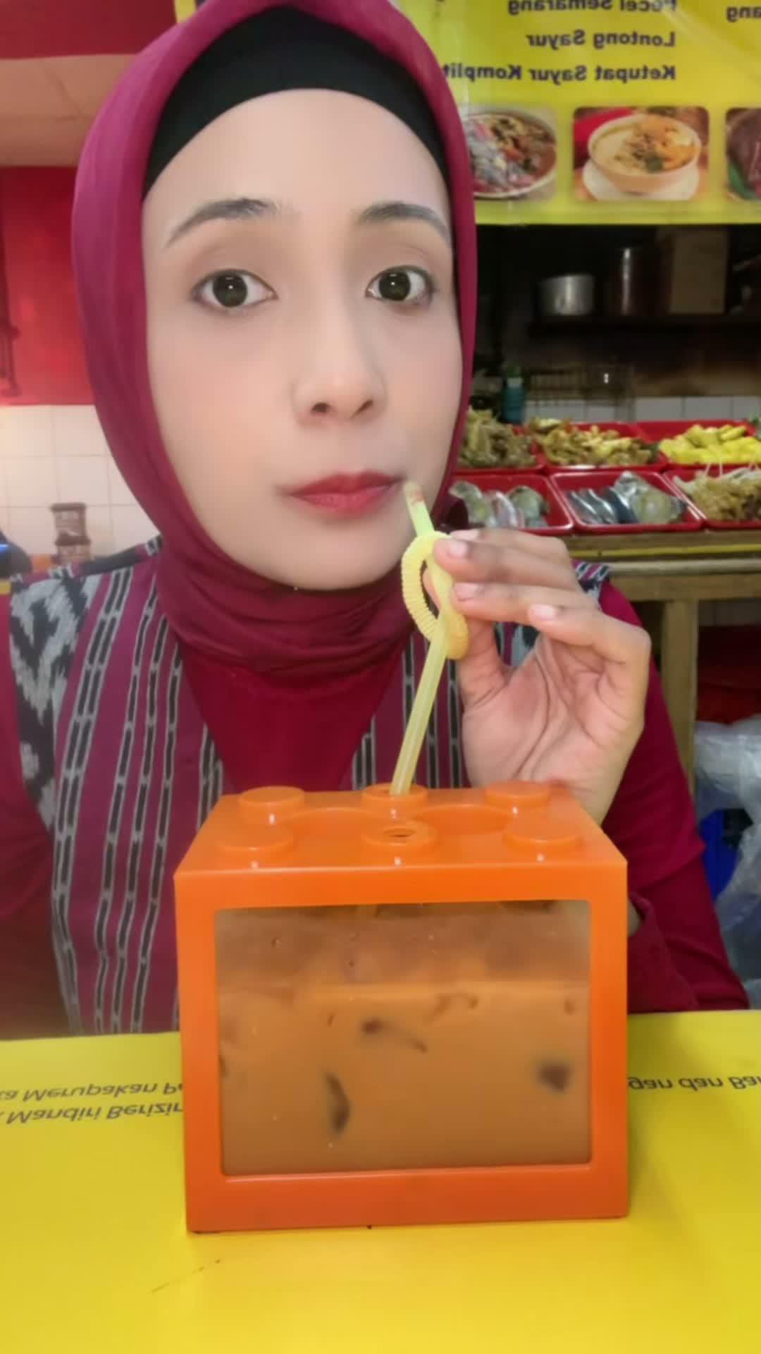 jangan minum thai tea di rumah ikan ya dek yaa 