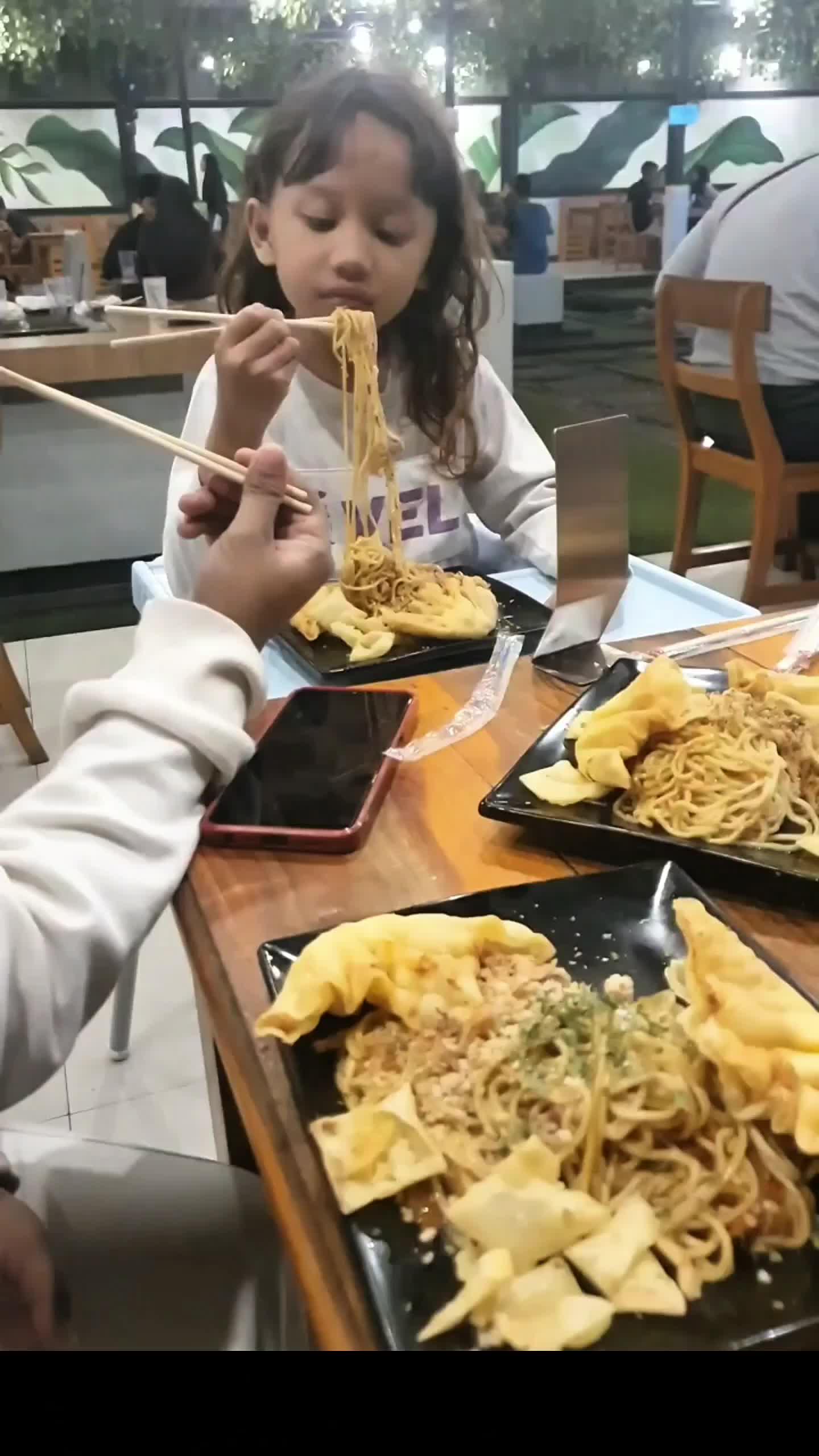 Kuliner Bareng Adik2 aku guys? | Mie Gacoan | Kuliner✨️ #RCTIPlus #shortplus #kuliner #makan #miegacoan #jalanjalan 