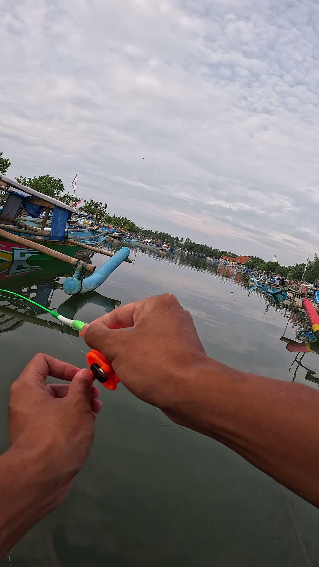 keseruan memancing ikan pake joran kecil