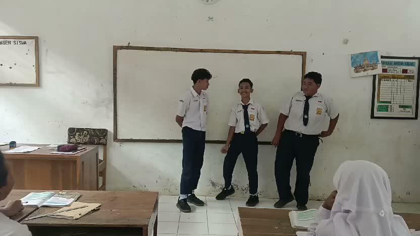Ketika kesepakatan kelas di langgar, berdiri sebentar di luar kelas. gpp yaa,  konsekuensinya klo sudah siap setor ayat pendek boleh masuk d