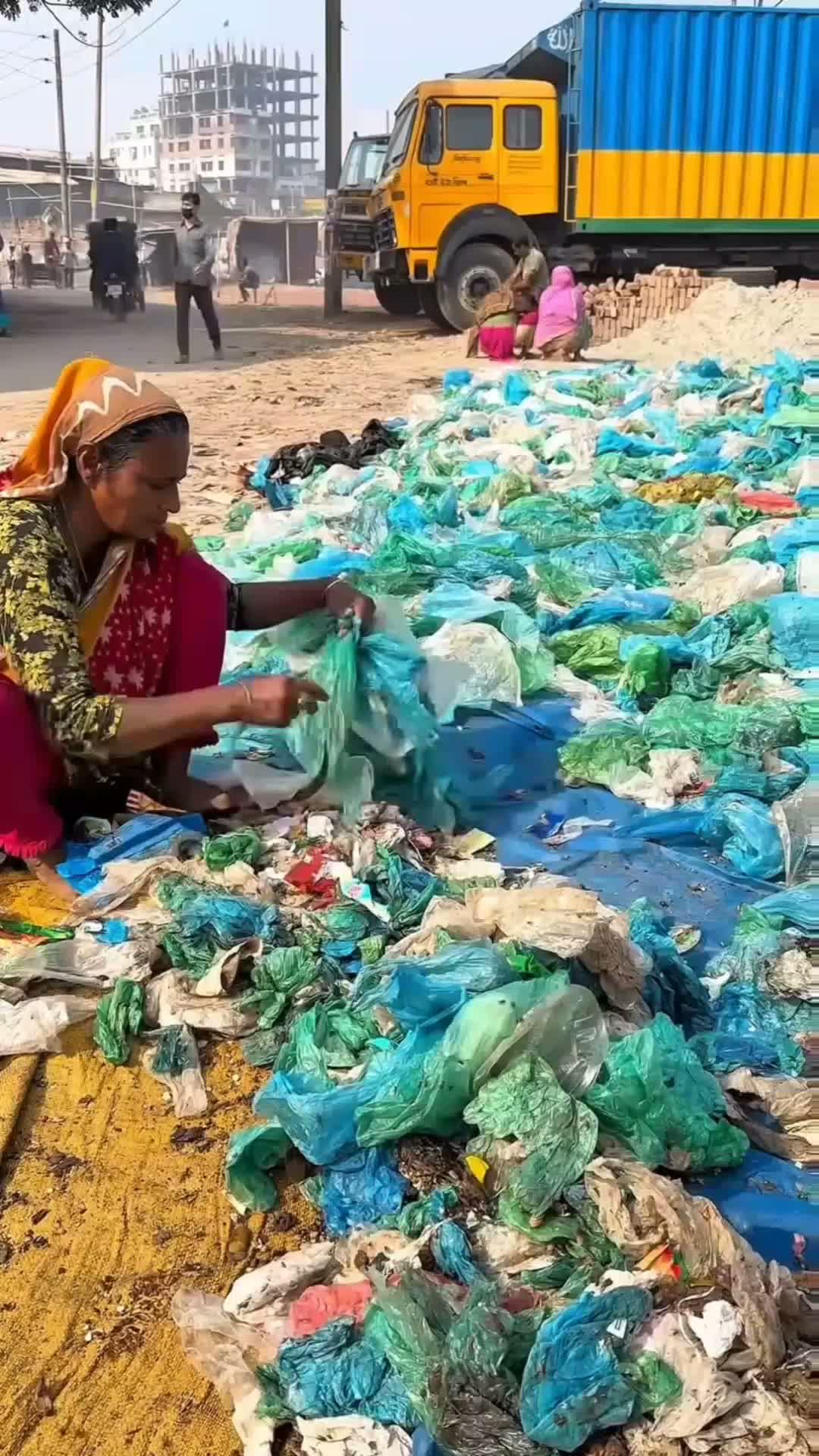 Dari Sampah Kresek Jadi Drum Plastik