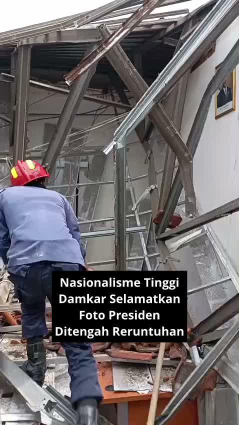 nasionalisme Tinggi, seorang petugas damkar menyempatkan diri untuk menyelamatkan foto Presiden Prabowo saat mengevakuasi bangunan ambruk sa