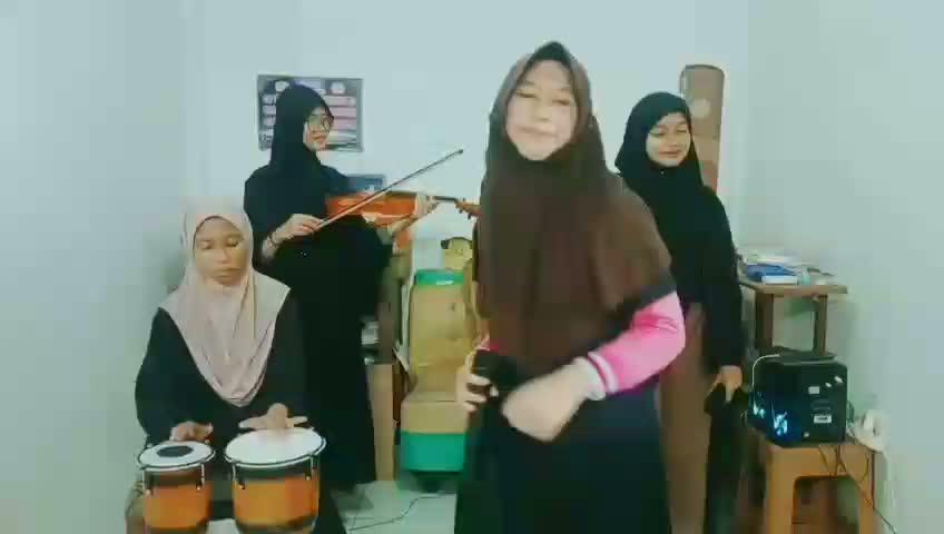 awal pertama latihan nanti habis lebaran kita latihan lagi bareng ibu-ibu rebana untuk ikut latihan di grup qasidah modern AL-DAKWAH managem