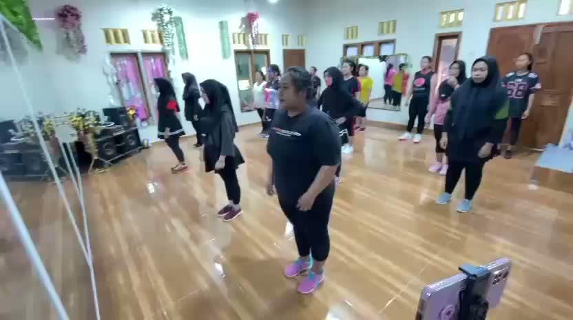 "Biarin dibilang kurus, yang penting sehat dan bugar. Olahraga puasa bukan buat cari body goals, tapi buat jaga amanah kesehatan". 
 #Senam 