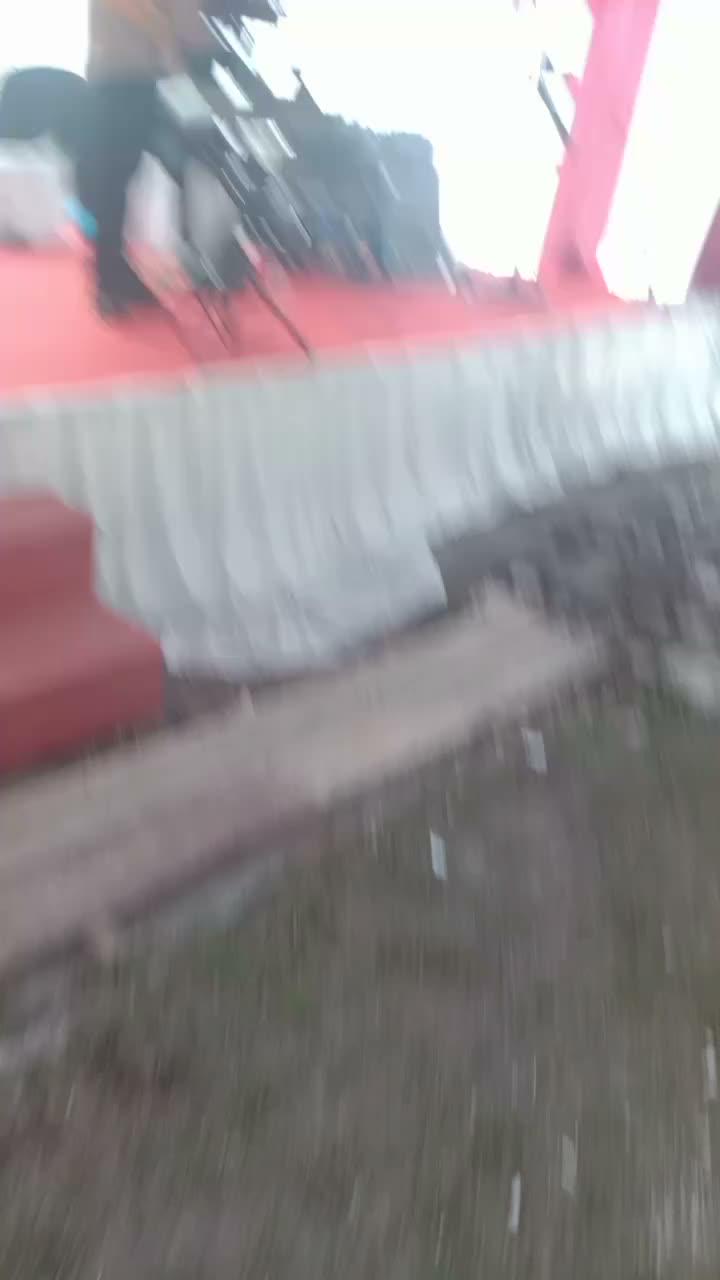 Beliau menyanyikan lagu Takkan Terganti di kondangan 