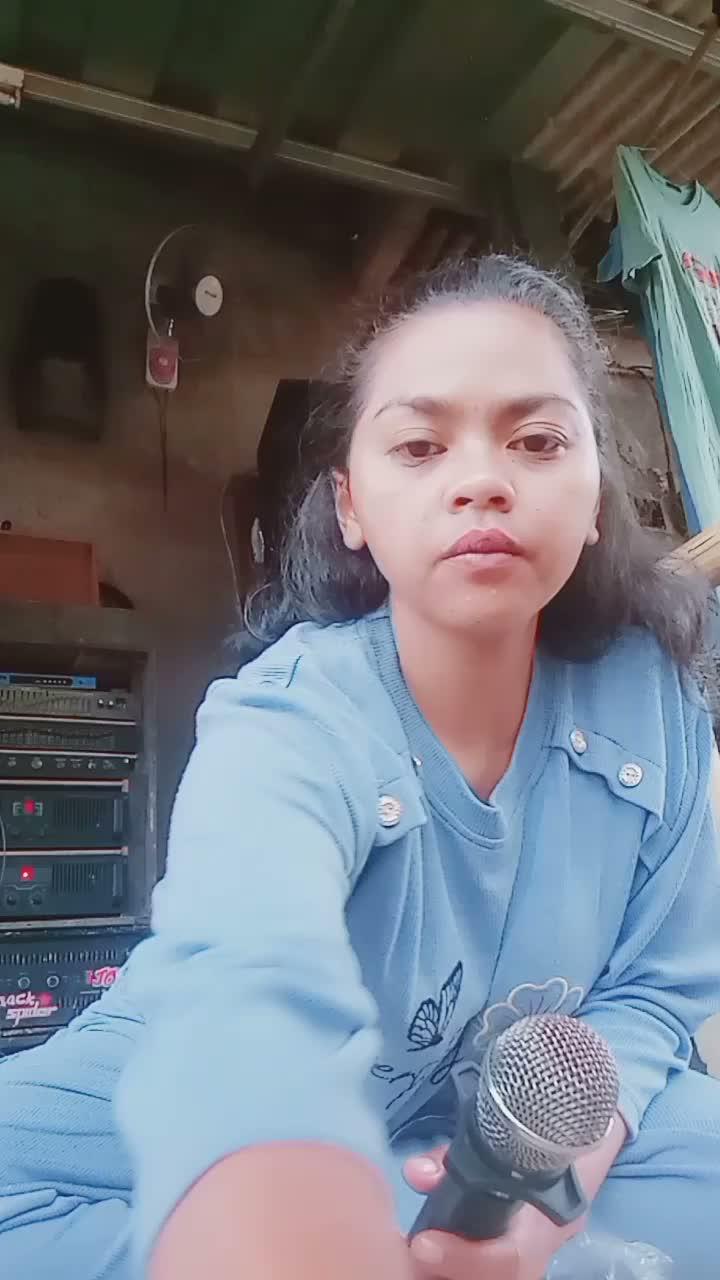 hallo kita nyanyi sambil hiburan 