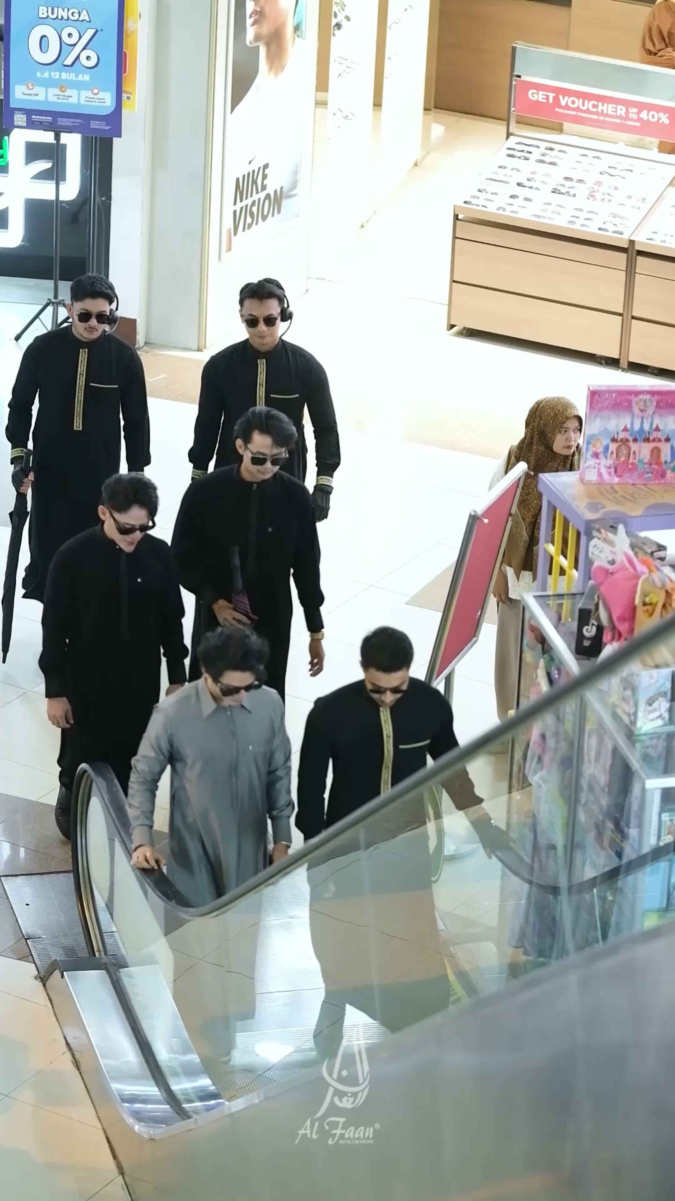 Cowok ganteng pakai gamis masuk mall