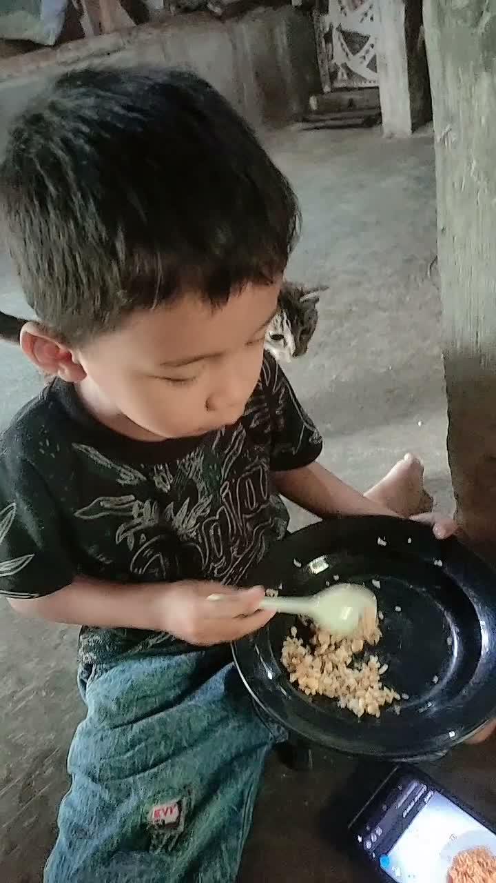 anaku LG makan goreng nasi bro