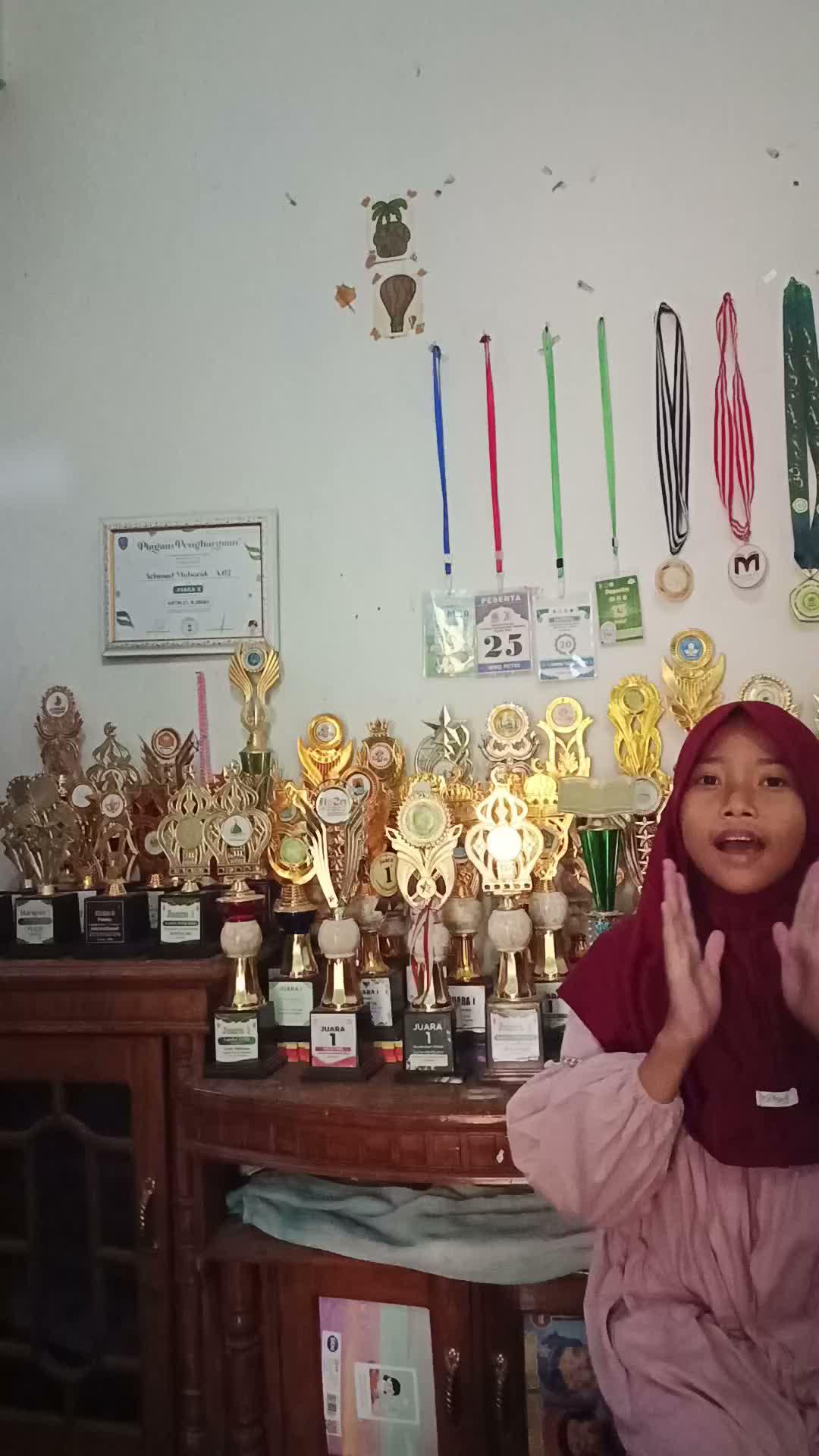 HAFIZ2027 NISRINA LAURINDA AGHNIA CIREBON 11 TAHUN 3 JUZ
Prestasi yang diraih:
1. Juara 1 Hafidz tk Kab
2.Juara 1 Murottal tk Kab
3.Juara 1 