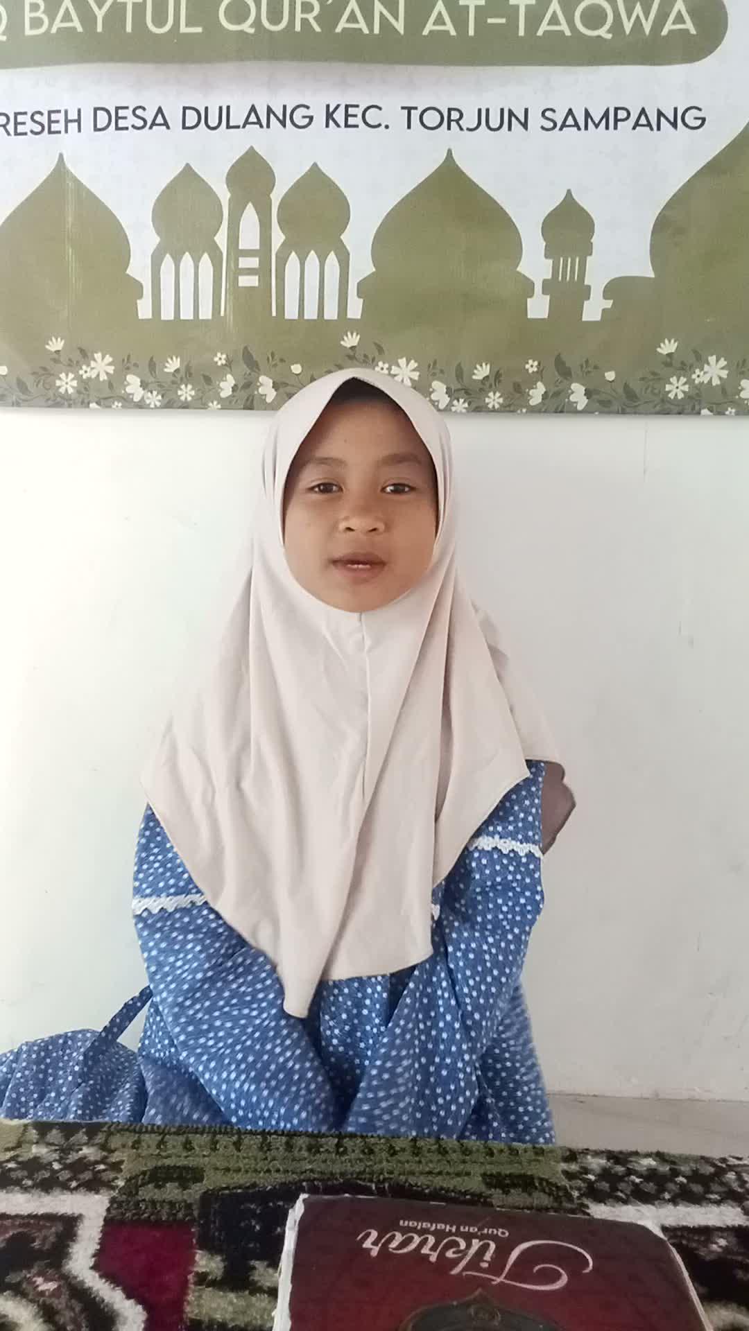 nama : Kamilia Afifah 
umur : 10 Tahun
asal :  Torjun - Sampang Madura
No Hp: 083853142895
jumlah hafalan: 4 Juz #hafidzindonesia #HOTrctipl